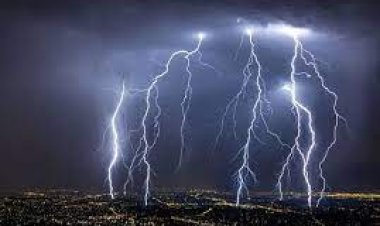 आसमान से क्यों गिरती है बिजली? क्या ऐसे में किसी पेड़ के नीचे खड़े होना सही है?