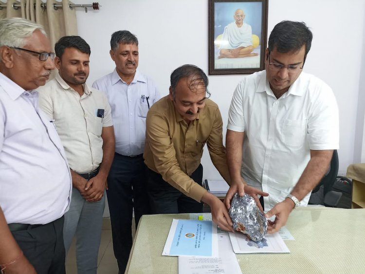 नार्थ डेहली फोल्ड बेल्ट अलवर बिलेटा के पास लेड, जिंक, सिल्वर खनिज के स्पष्ट संकेत, -सामान्य पत्थर से सात गुणा अधिक वजनी