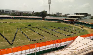 विद्यार्थियों ने मानव श्रृंखला बनाकर की शत प्रतिशत मतदान की अपील - सवाई मानसिंह स्टेडियम में मतदाता जागरूकता कार्यक्रम का हुआ आयोजन