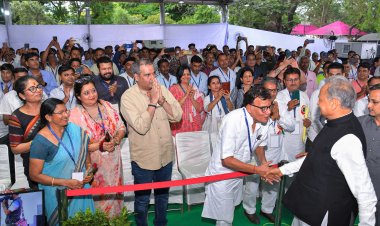 मुख्यमंत्री का एलपीजी गैस सिलेंडर वितरकों से संवाद राजस्थान में मिल रहा देश का सबसे सस्ता गैस सिलेंडर इंदिरा गांधी गैस सिलेंडर सब्सिडी योजना के सफल क्रियान्वयन में एलपीजी गैस सिलेंडर वितरकों की भूमिका अहमः मुख्यमंत्री