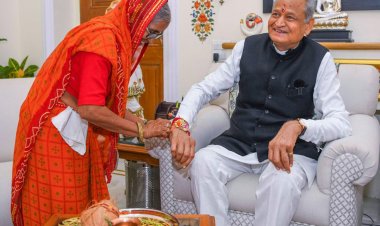 पहला गारन्टी कार्ड एवं 500 रूपए का सिलेण्डर प्राप्त करने वाली लाभार्थी महिलाओं ने बांधी मुख्यमंत्री को राखी - 31 अगस्त तक जारी रहेगी बस किराये में शत-प्रतिशत छूट