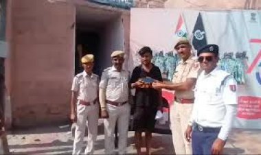 जालोरी गेट पर तैनात यातायात पुलिस ने खोया हुआ मोबाइल मालिक को लौटाया