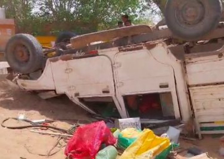 बालेसर (जोधपुर): कबाड़ के सामान से भरी बोलेरो केम्पर पलटी, तीन घायल