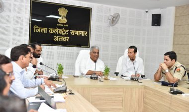 टीम भावना के साथ काम कर जिले के सर्वांगीण विकास को गति दें- केंद्रीय वन एवं पर्यावरण मंत्री